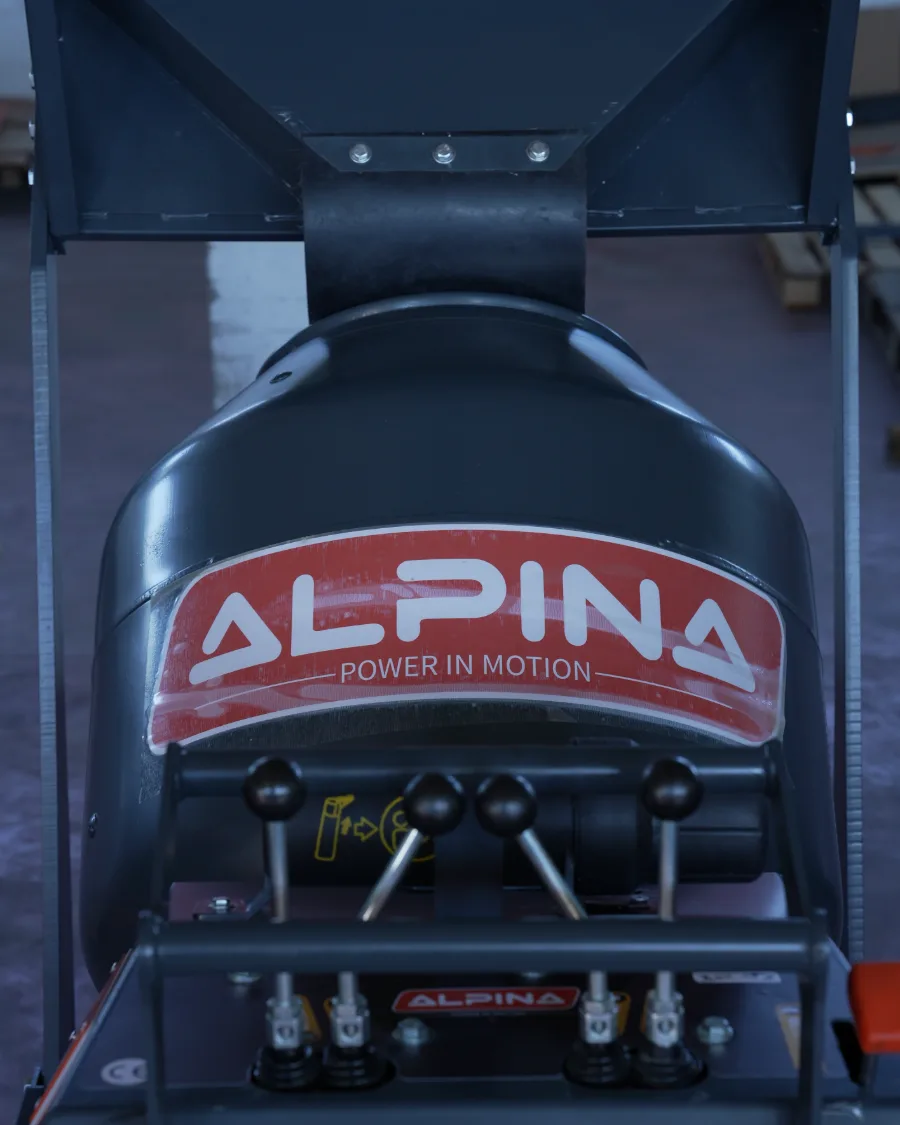 Plancia comandi di Alpina DUE con leve idrauliche proporzionali