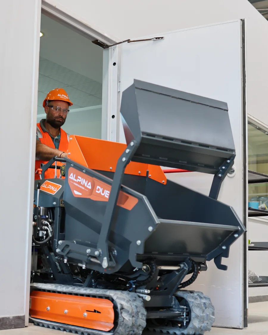 Alpina DUE dumper attraversa un vano di porta con la vasca montata