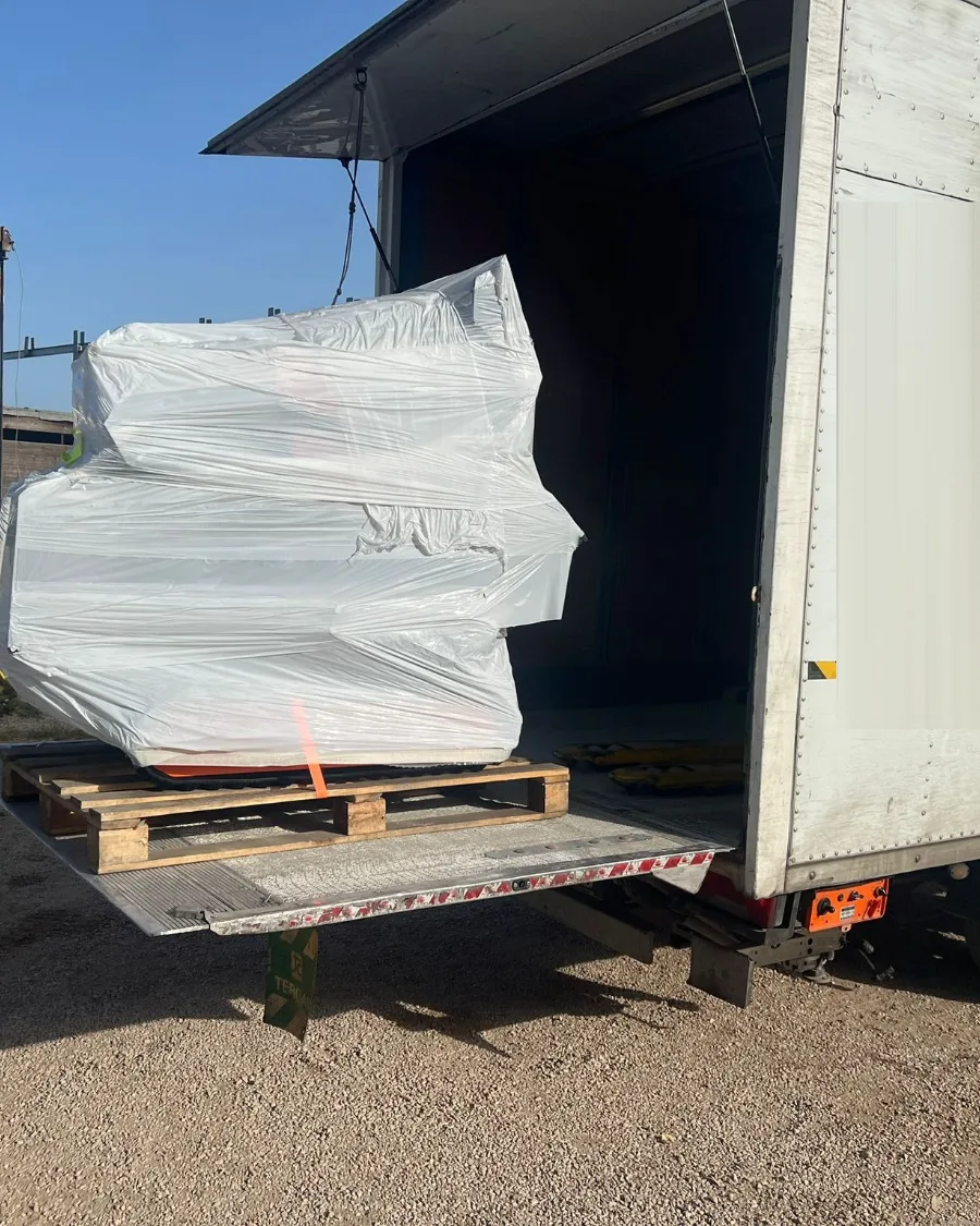 Scarico di una macchina Alpina DUE dalla sponda idraulica del camion